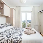 Spacious Apartment Near The Old Town