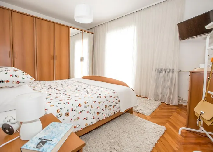 Spacious Apartment Near The Old Town