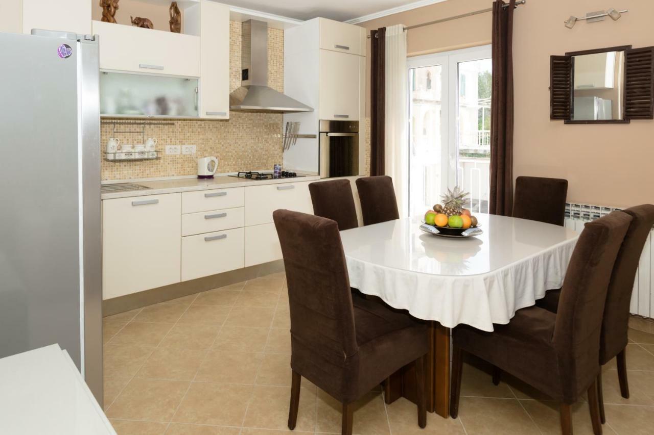 Spacious Near The Old Town Apartment *
